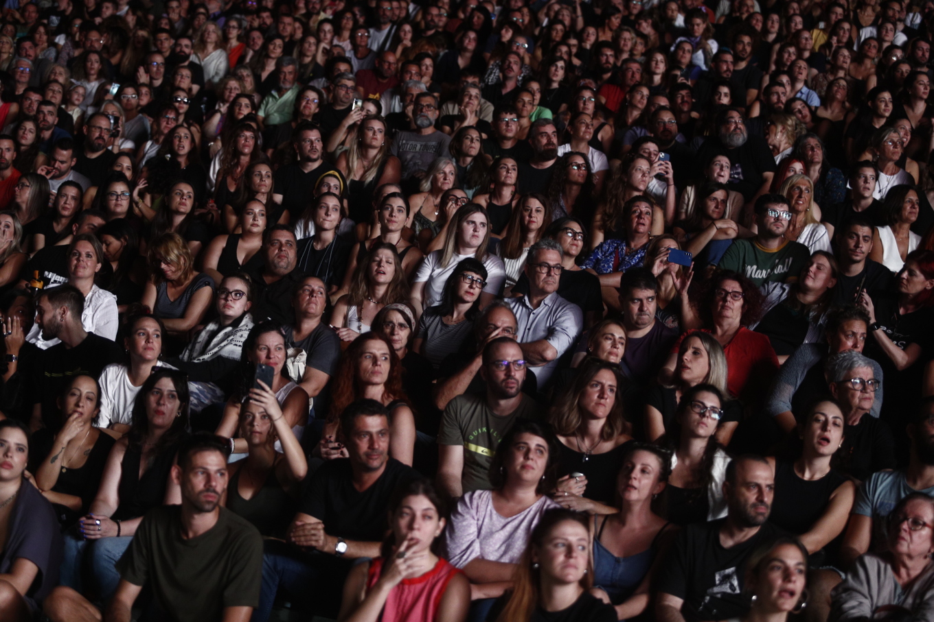 Πλήθος κόσμου στο Καλλιμάρμαρο για τη μεγάλη συναυλία για τα Τέμπη