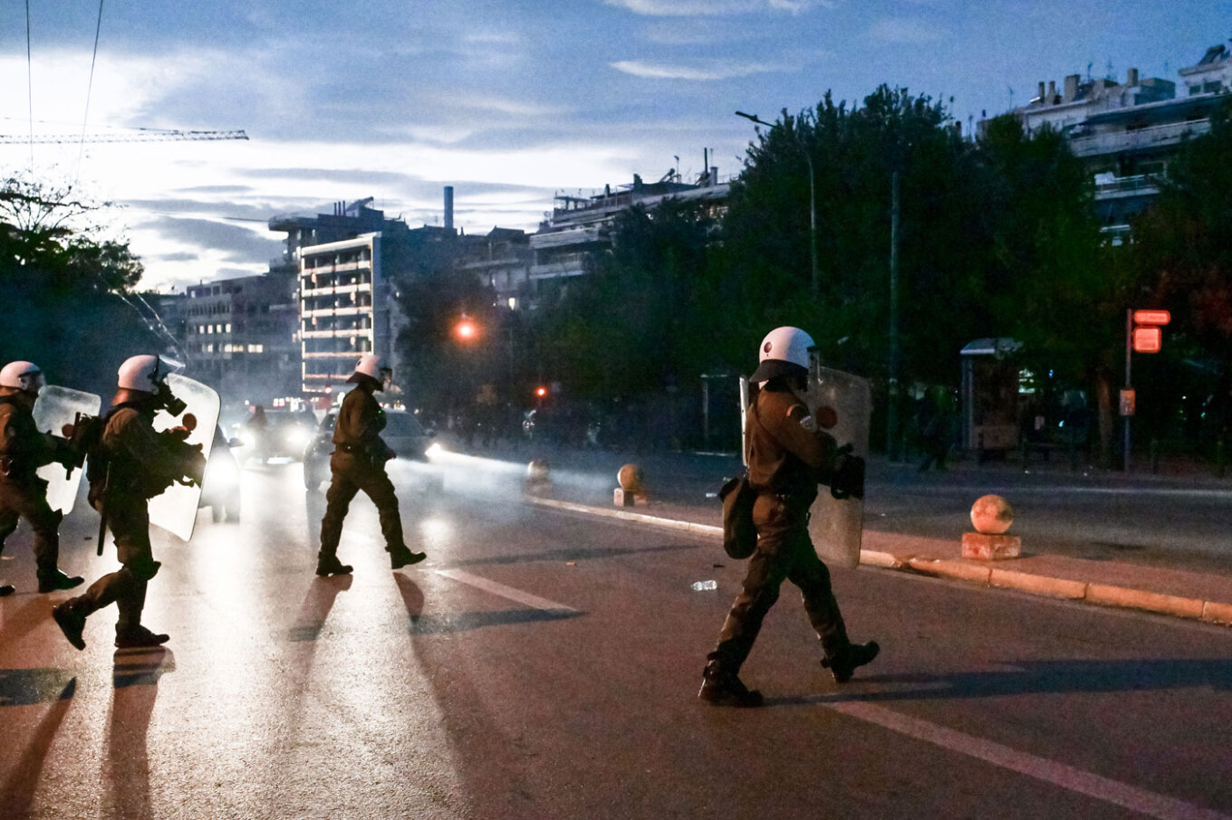 Επεισόδια ξέσπασαν έξω από τα δικαστήρια της οδού Ευελπίδων μετά την απόφαση για προφυλάκιση του Νίκου Ρωμανού. Στο προαύλιο των δικαστηρίων καθ’ όλη τη διάρκεια της απολογίας του 31χρονου βρίσκονταν συγκεντρωμένα πολλά άτομα φωνάζοντάς συνθήματα υποστήριξής του. Μετά την απόφαση ανακριτή και εισαγγελέα έγιναν επεισόδια.  Λίγο μετά την απόφαση για την προφυλάκιση του επικράτησε ένταση και μικροεπεισόδια ενώ οι άνδρες των ΜΑΤ έκαναν χρήση χημικών και κρότου λάμψης. Ο Νίκος Ρωμανός κατά τις 18:00 αποχώρησε συ