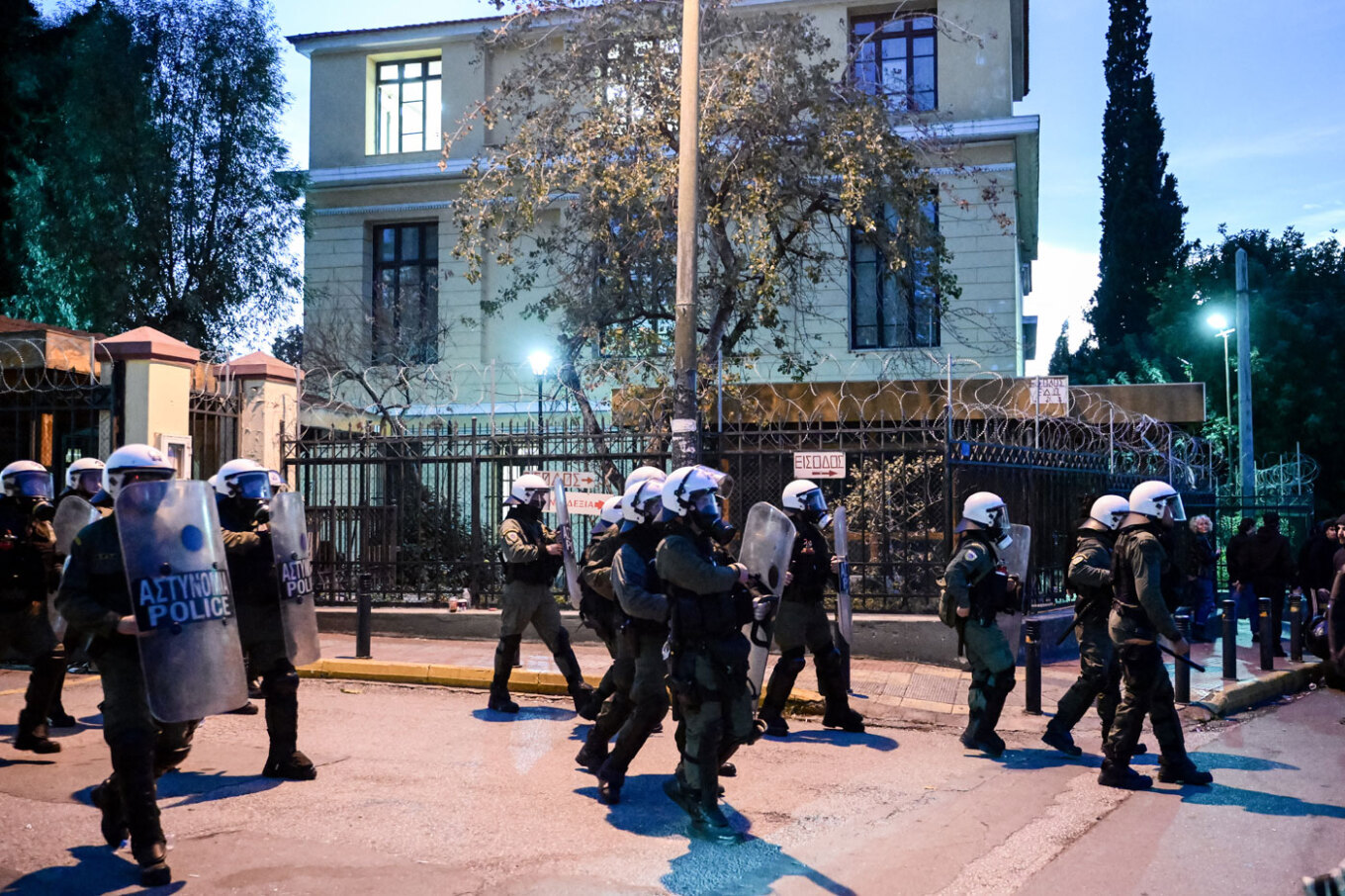 Επεισόδια ξέσπασαν έξω από τα δικαστήρια της οδού Ευελπίδων μετά την απόφαση για προφυλάκιση του Νίκου Ρωμανού. Στο προαύλιο των δικαστηρίων καθ’ όλη τη διάρκεια της απολογίας του 31χρονου βρίσκονταν συγκεντρωμένα πολλά άτομα φωνάζοντάς συνθήματα υποστήριξής του. Μετά την απόφαση ανακριτή και εισαγγελέα έγιναν επεισόδια.  Λίγο μετά την απόφαση για την προφυλάκιση του επικράτησε ένταση και μικροεπεισόδια ενώ οι άνδρες των ΜΑΤ έκαναν χρήση χημικών και κρότου λάμψης. Ο Νίκος Ρωμανός κατά τις 18:00 αποχώρησε συ