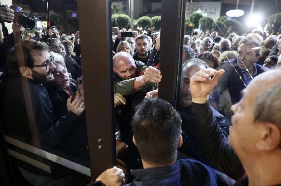 Σπρωξίματα, λιποθυμίες και φωνές έξω από το Gazi Live