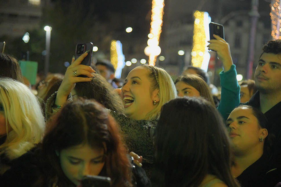 Πλήθος κόσμου στη χριστουγεννιάτικη φιέστα για τη φωταγώγηση του δέντρου στον Πειραιά