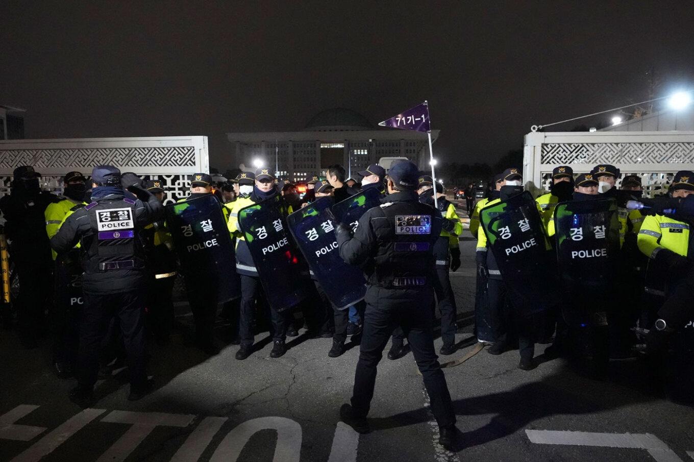 Η Νότια Κορέα κήρυξε έκτακτο στρατιωτικό νόμο