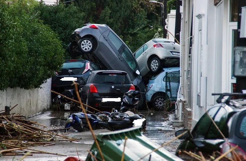 Δεκτό έγινε το αίτημα του Δημάρχου Ρόδου, Αλέξανδρου Κολιάδη, και η Ρόδος κηρύχθηκε σήμερα σε κατάσταση έκτακτης ανάγκης. Αυτό έγινε προκειμένου να προχωρήσουν άμεσα οι διαδικασίες αποζημιώσεων και εκτέλεσης των αναγκαίων έργων, έπειτα από τις μεγάλες καταστροφές που προκάλεσε στο νησί η κακοκαιρία Bora. Η κακοκαιρία άφησε πίσω της μεγάλες καταστροφές, ενώ οι περιοχές που επλήγησαν περισσότερο ήταν το Φαληράκι και η Ιαλυσός.  Δρόμοι, σπίτια και καταστήματα πλημμύρισαν, φερτά υλικά και κορμοί δένδρων έχουν φ