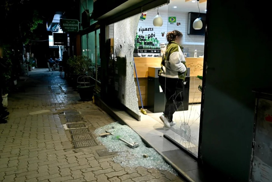 Κυψέλη: Έσπασαν βιτρίνες καταστημάτων