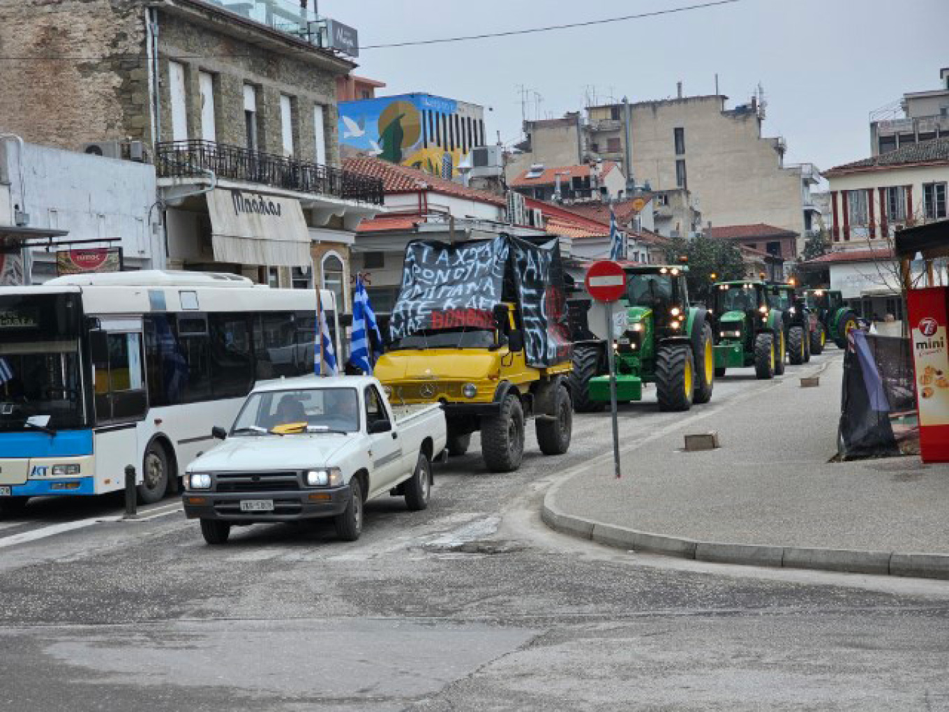 Μπήκαν με τα τρακτέρ μέσα στα Τρίκαλα οι αγρότες 