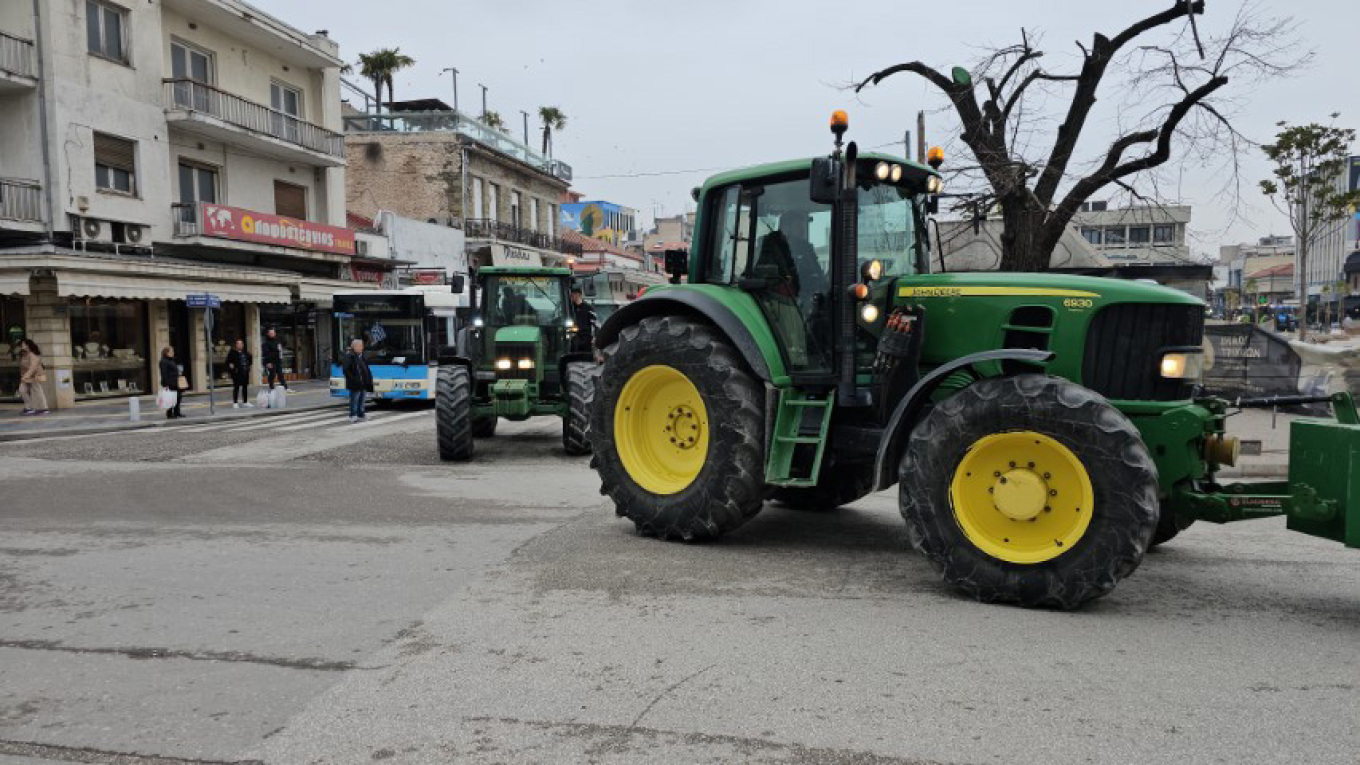 Μπήκαν με τα τρακτέρ μέσα στα Τρίκαλα οι αγρότες 