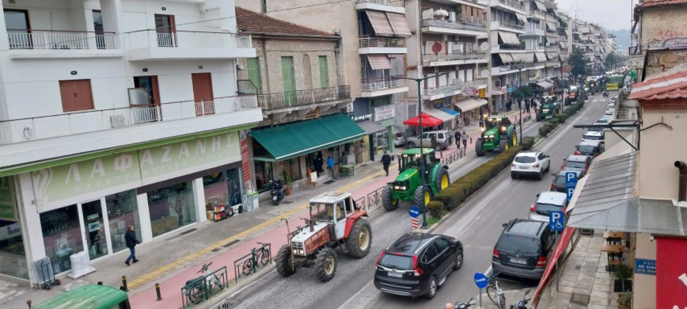 Μπήκαν με τα τρακτέρ μέσα στα Τρίκαλα οι αγρότες