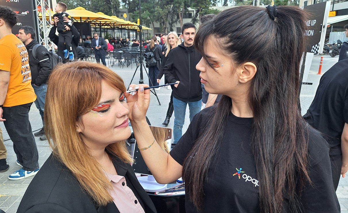 Face painting στα χρώματα της McLaren