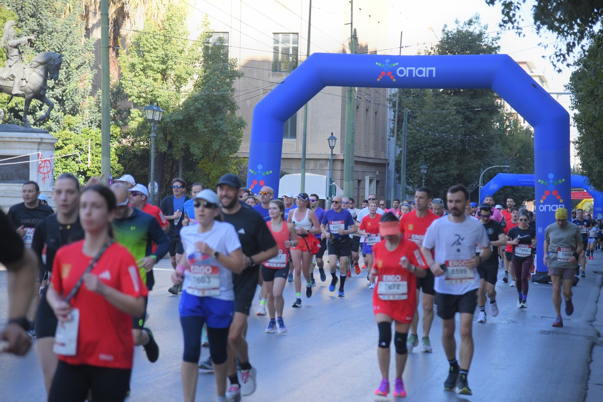 Δρομείς στον 13ο Ημιμαραθώνιο της Αθήνας