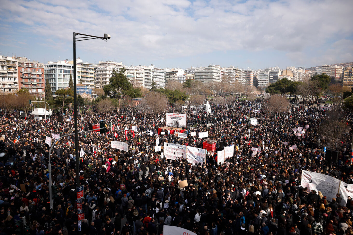 Μεγαλειώδεις συγκεντρώσεις σε όλη την Ελλάδα για την τραγωδία των Τεμπών