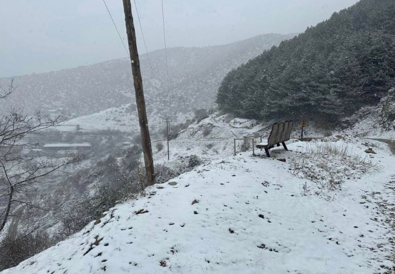 Χιονίζει σε ορεινές περιοχές της Λάρισας